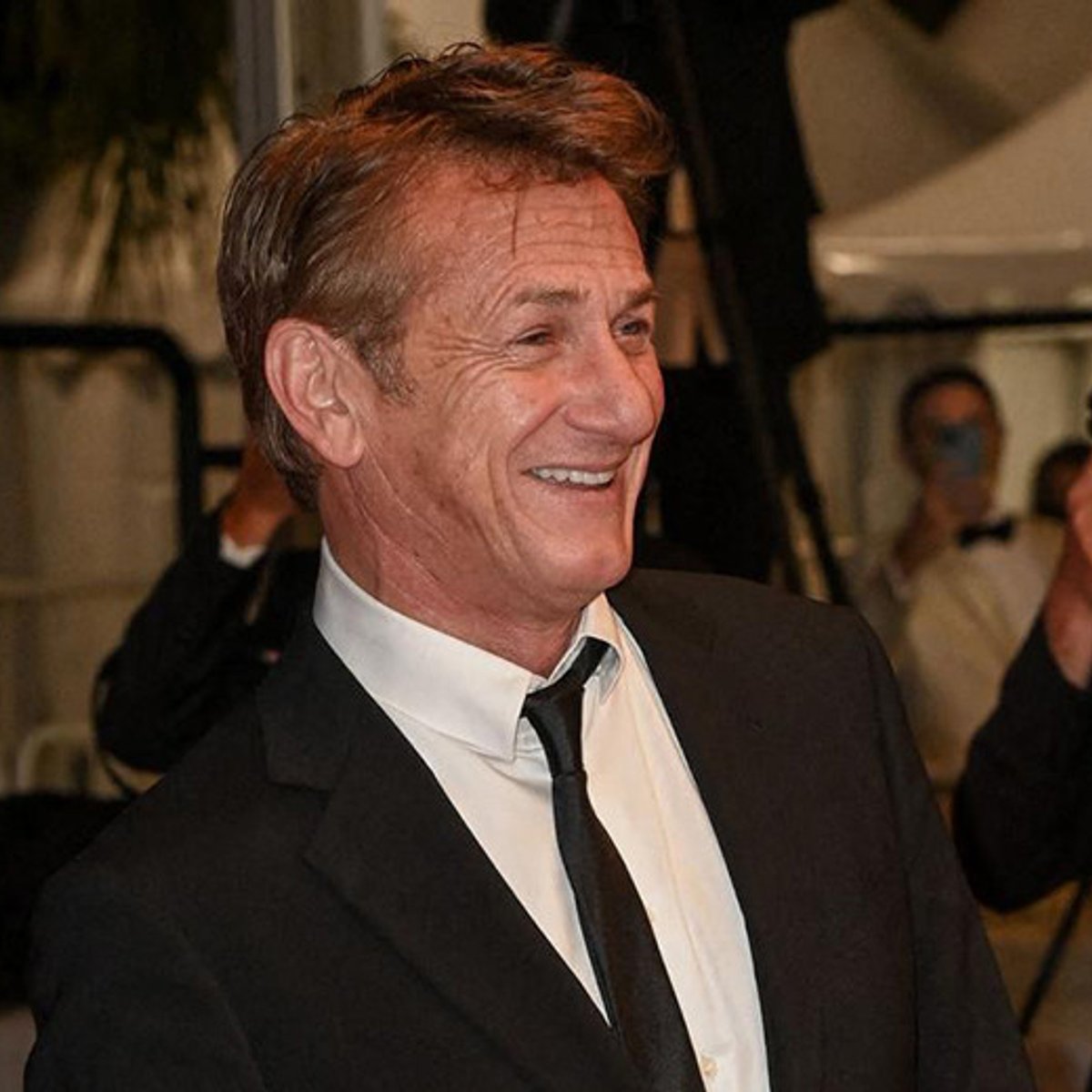 ショーン・ペン、全スタッフにワクチン接種を求める。