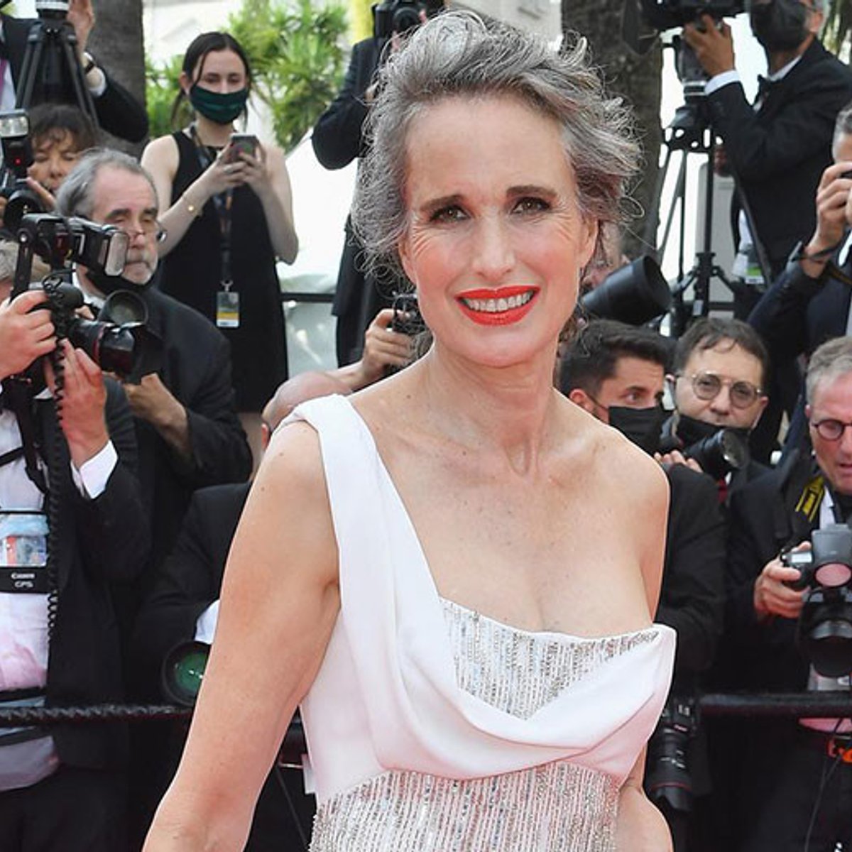 アンディ・マクダウェルが反対を押し切り、グレーヘアを選択した理由。