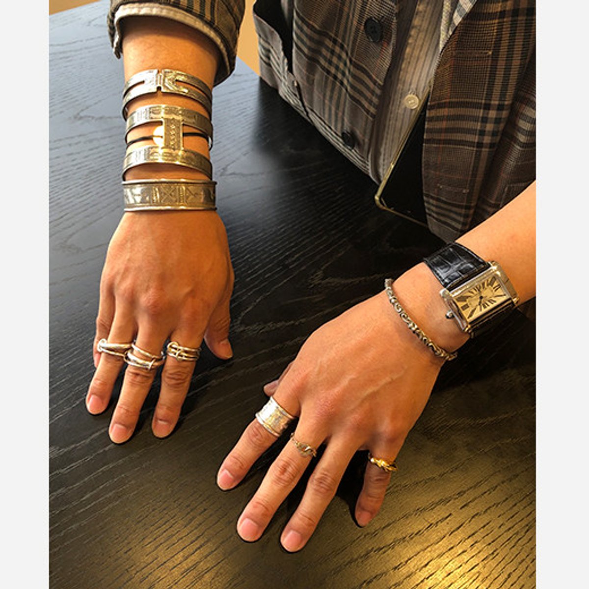 エスニックムードで、手元を大胆レイヤード。