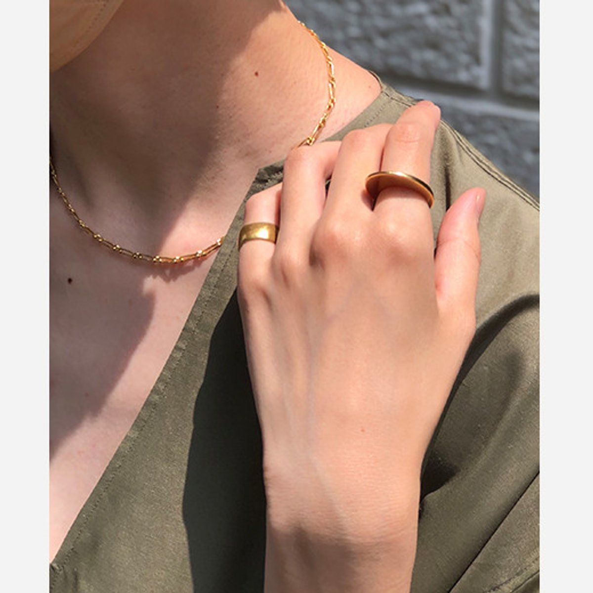 太陽に映える、ゴールドのミニマルジュエリー。