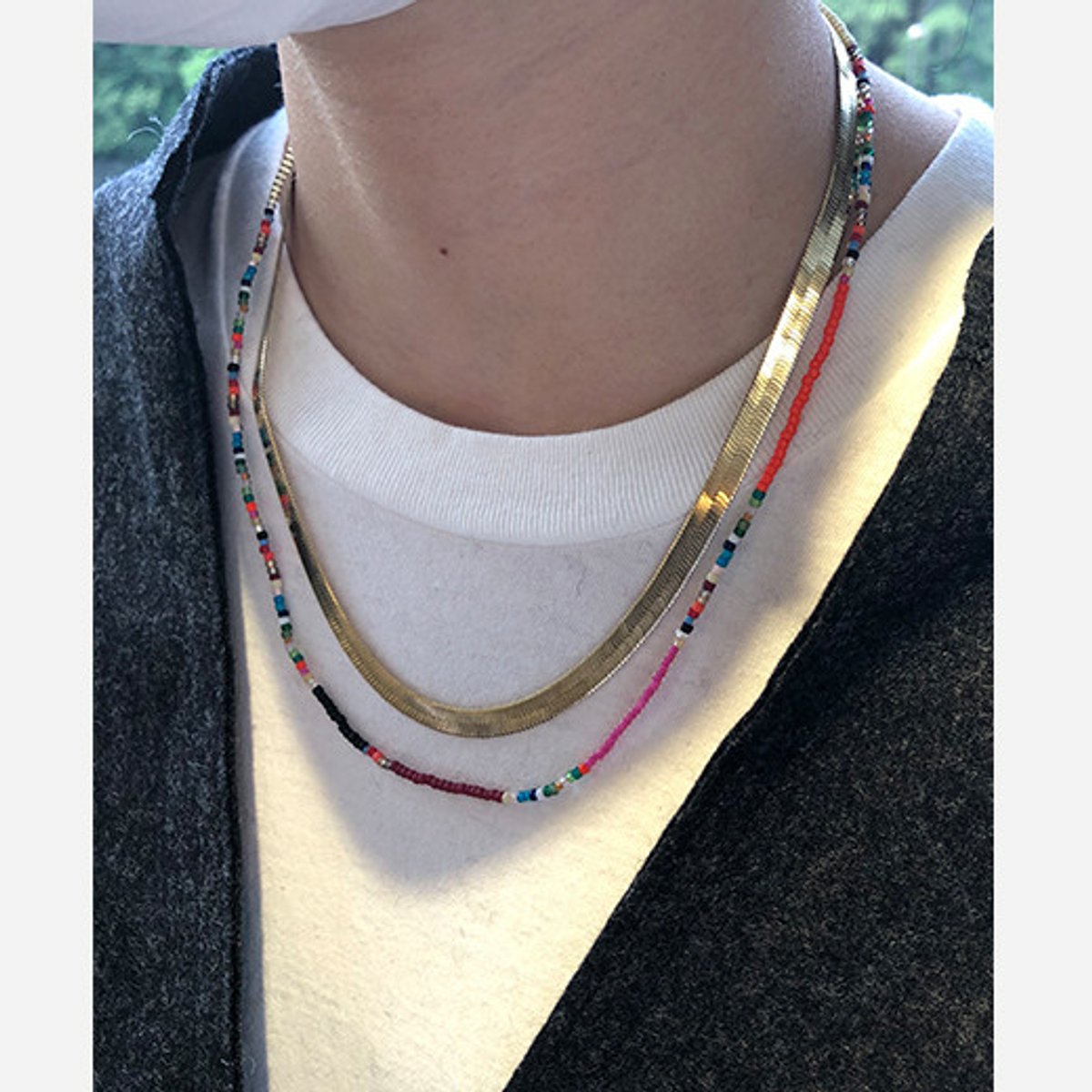 華奢ネックレスで、涼やかなアクセント。