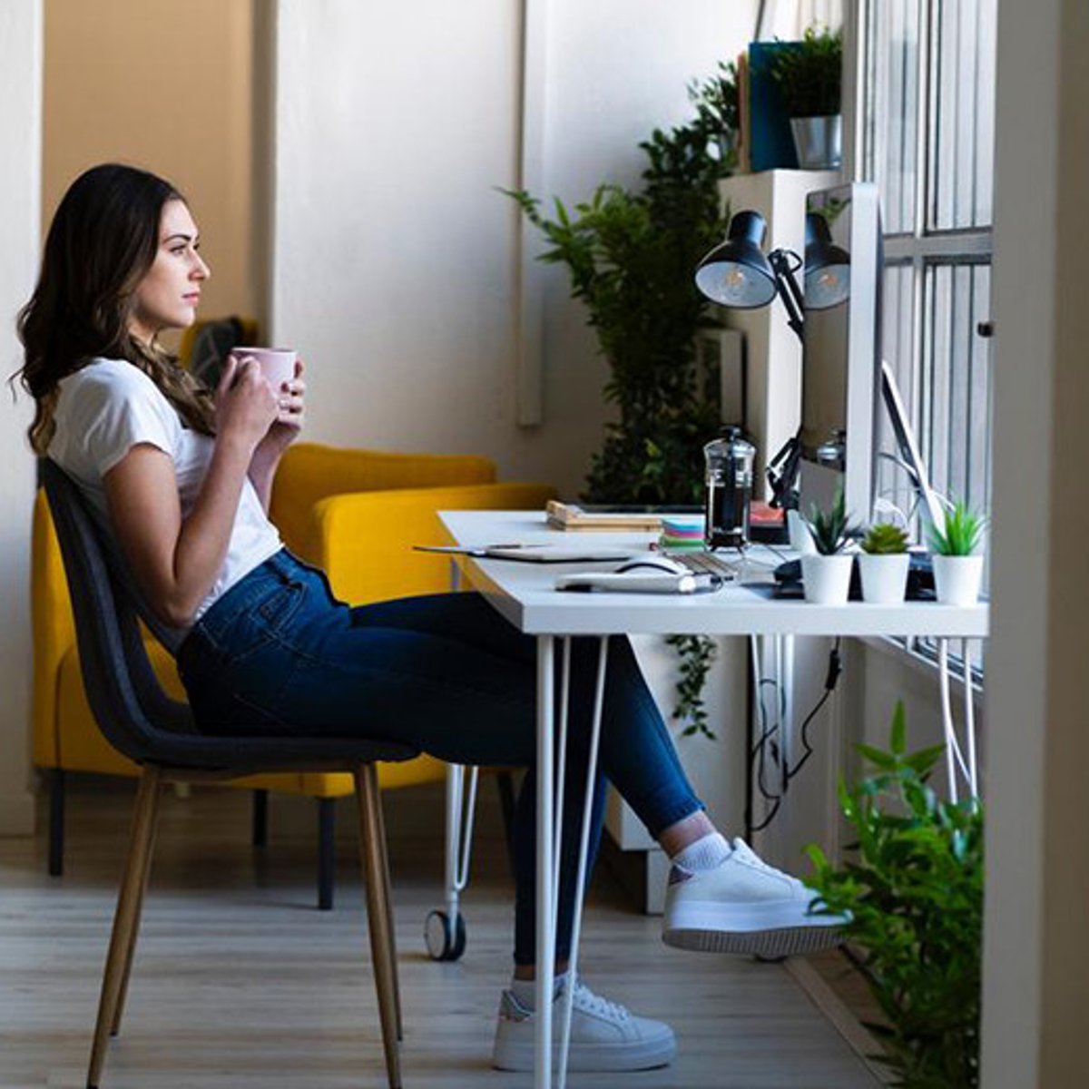 それ、腰痛の原因かも・・・。脚を組むのをやめよう！