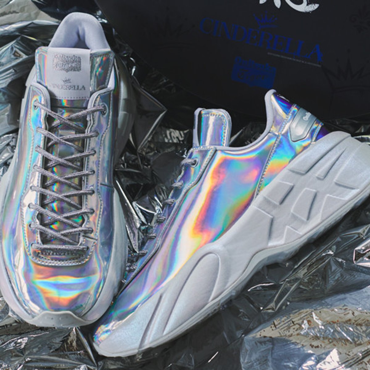 オニツカタイガーが、シンデレラのスニーカーを製作？