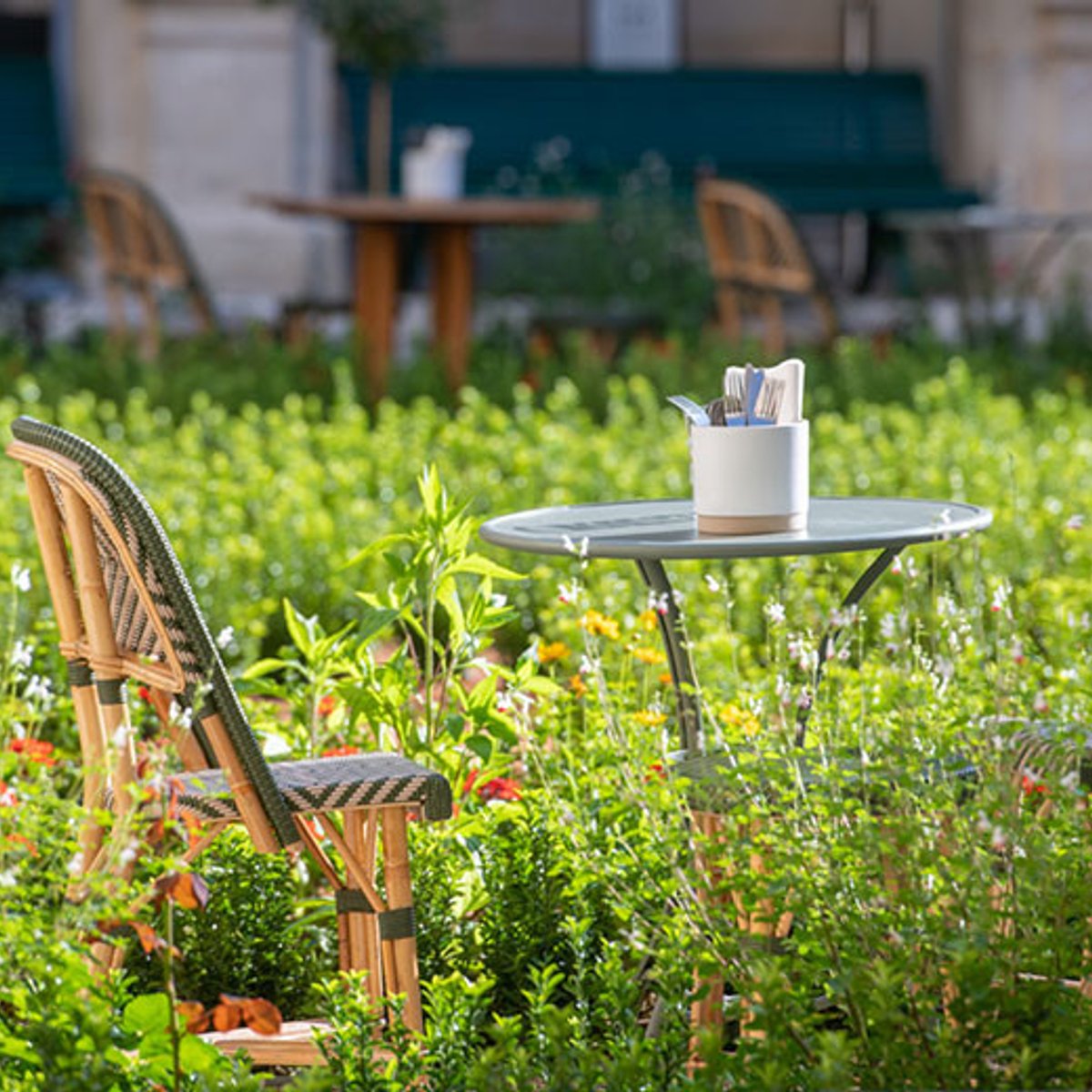 夏はパリの庭。カルナヴァレ博物館のテラスレストラン。