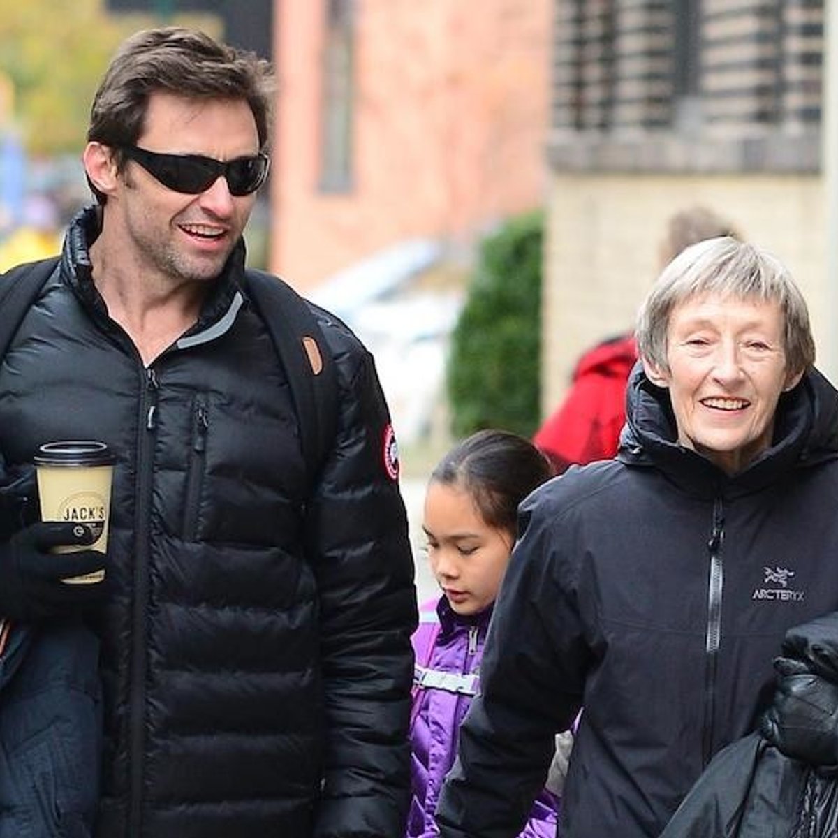 ヒュー・ジャックマン、自分を捨てた母と2ショット。