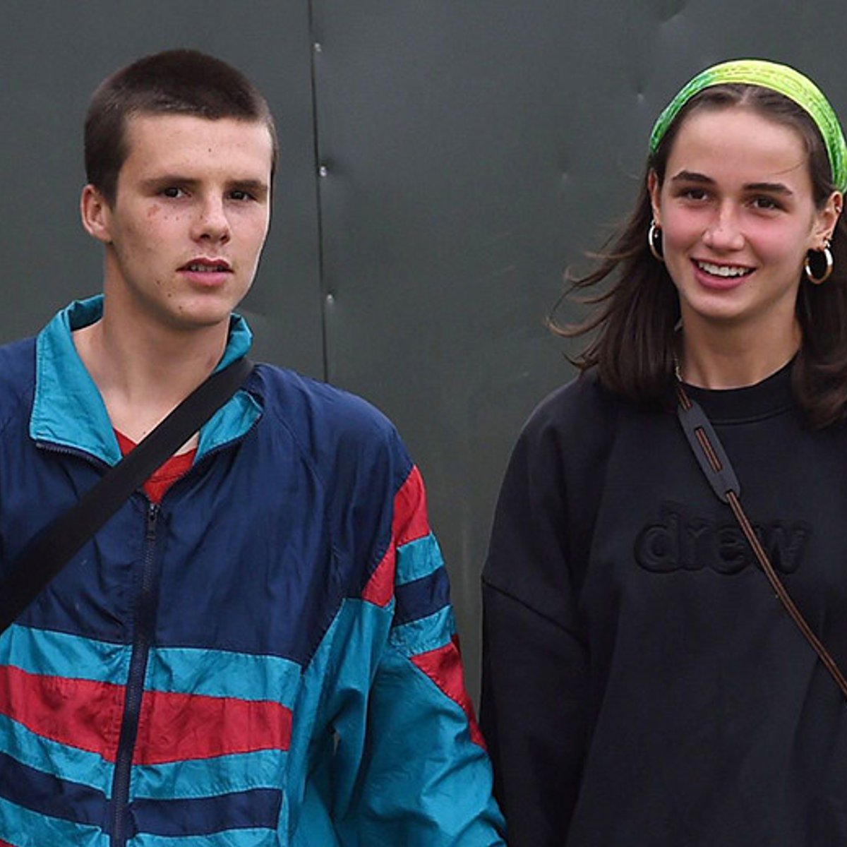 ベッカム家三男のクルスが美少女と手つなぎデート！