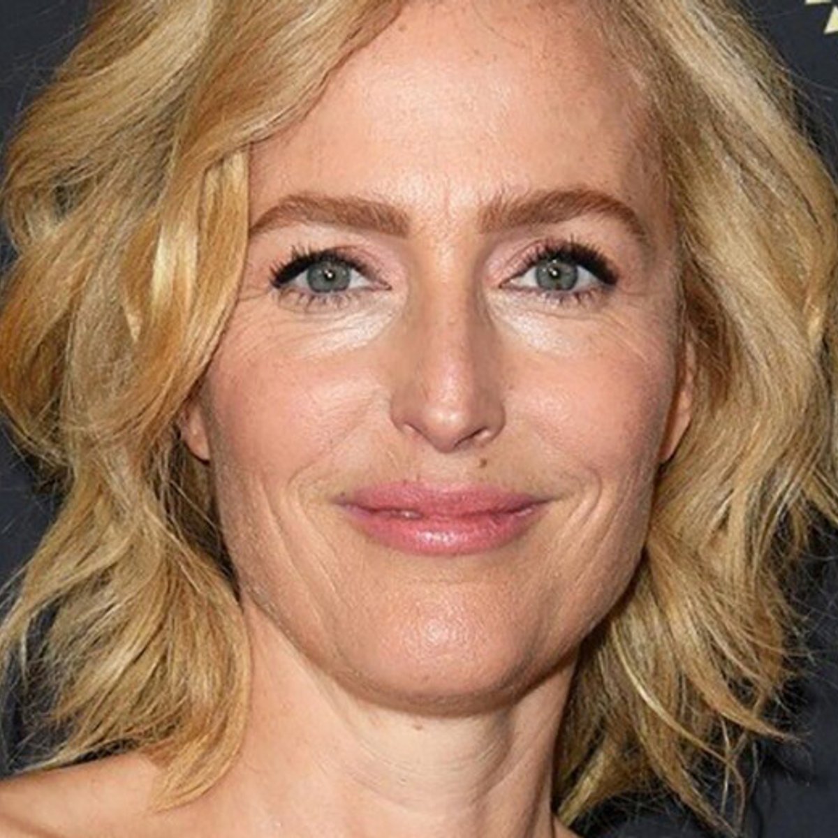 ジリアン・アンダーソンがインスタでノーブラ宣言！