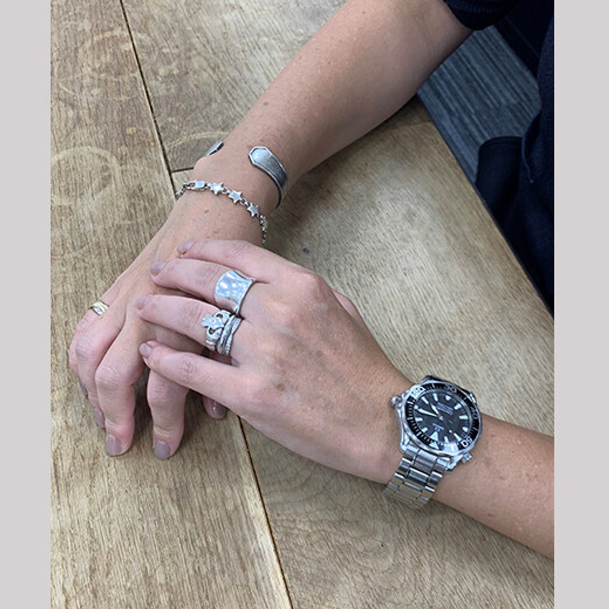 素材感の異なるシルバーで、手元に硬質な輝きを。