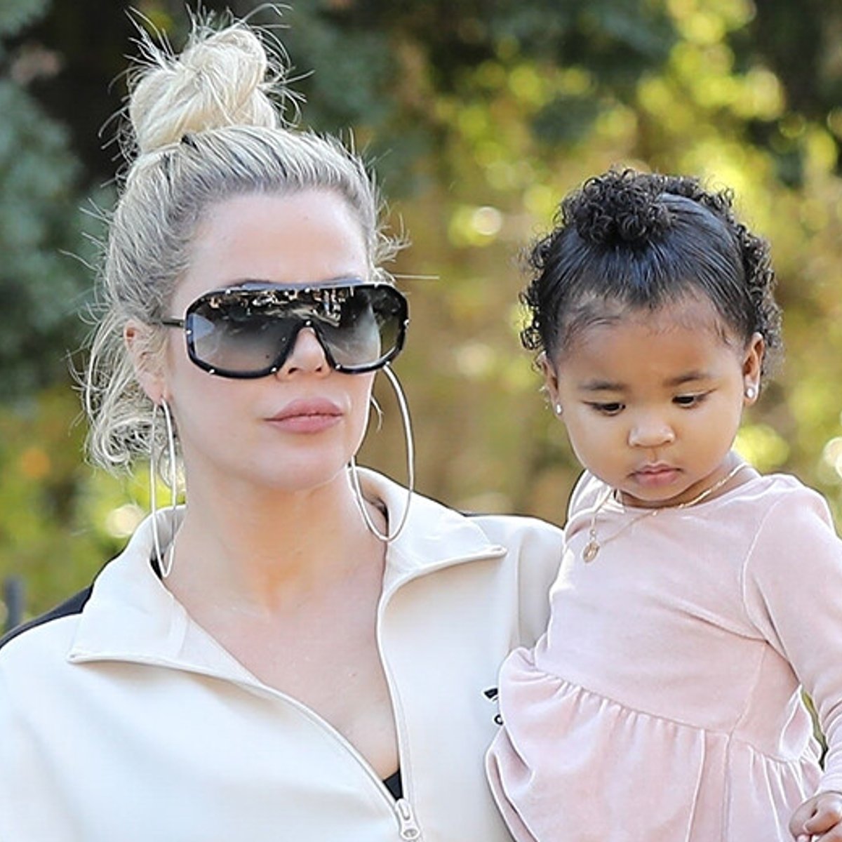 長いネイルでも育児可能！ クロエ・カーダシアンが秘訣を伝授。