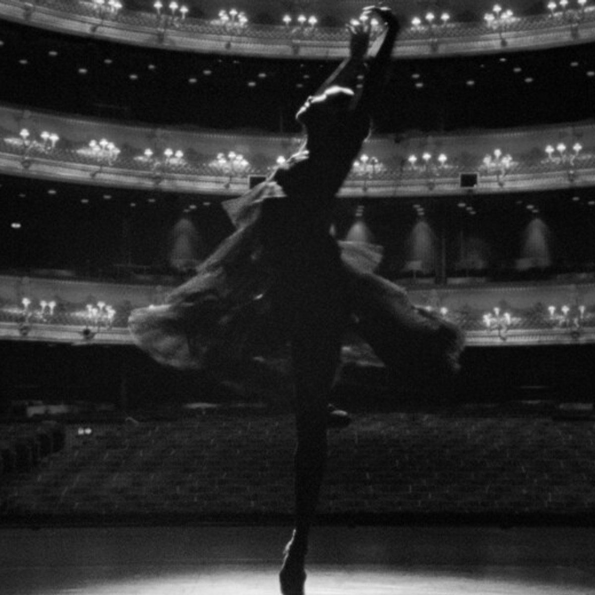 シモーン・ロシャの衣装も必見、バレエダンサーの新境地。