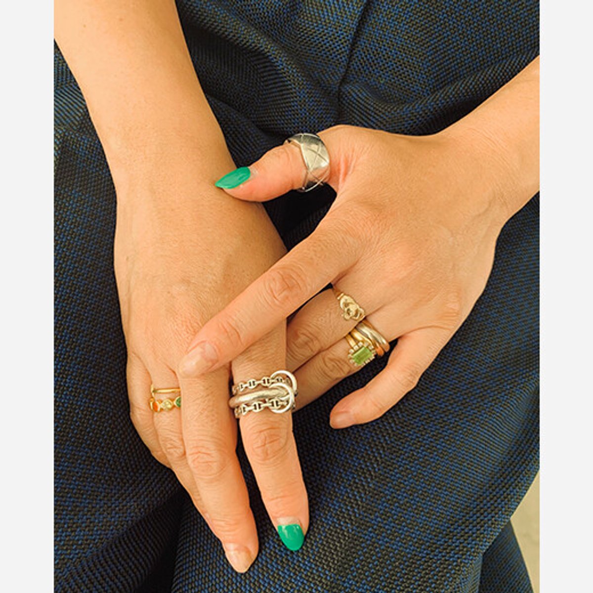 服装はシンプルに、ジュエリーは好きなものをたくさん。