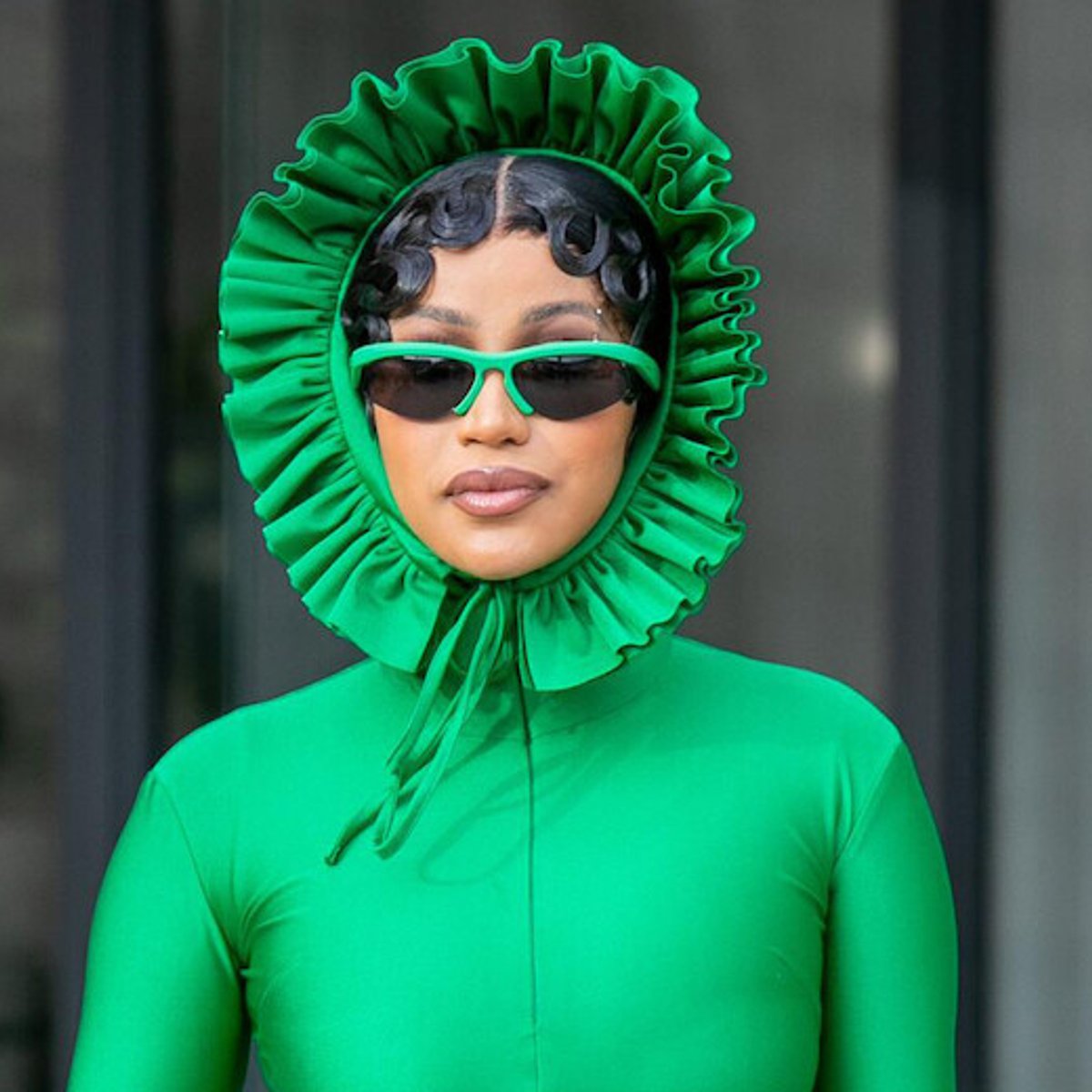 まるでキュウリ人間？ カーディ・Bのファッションにパリが騒然！