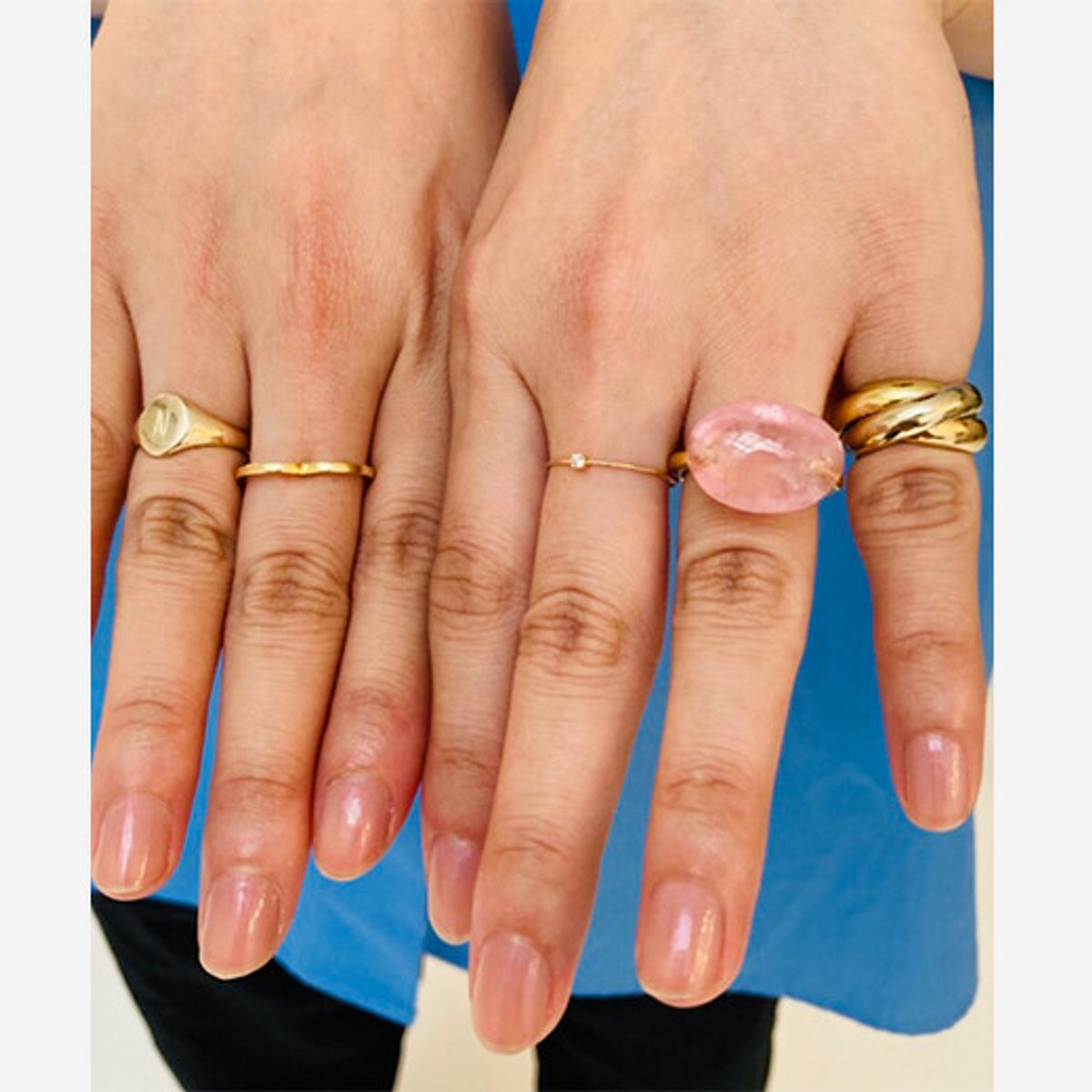 仕事中にも自然と目に入る、お守りのようなリング。