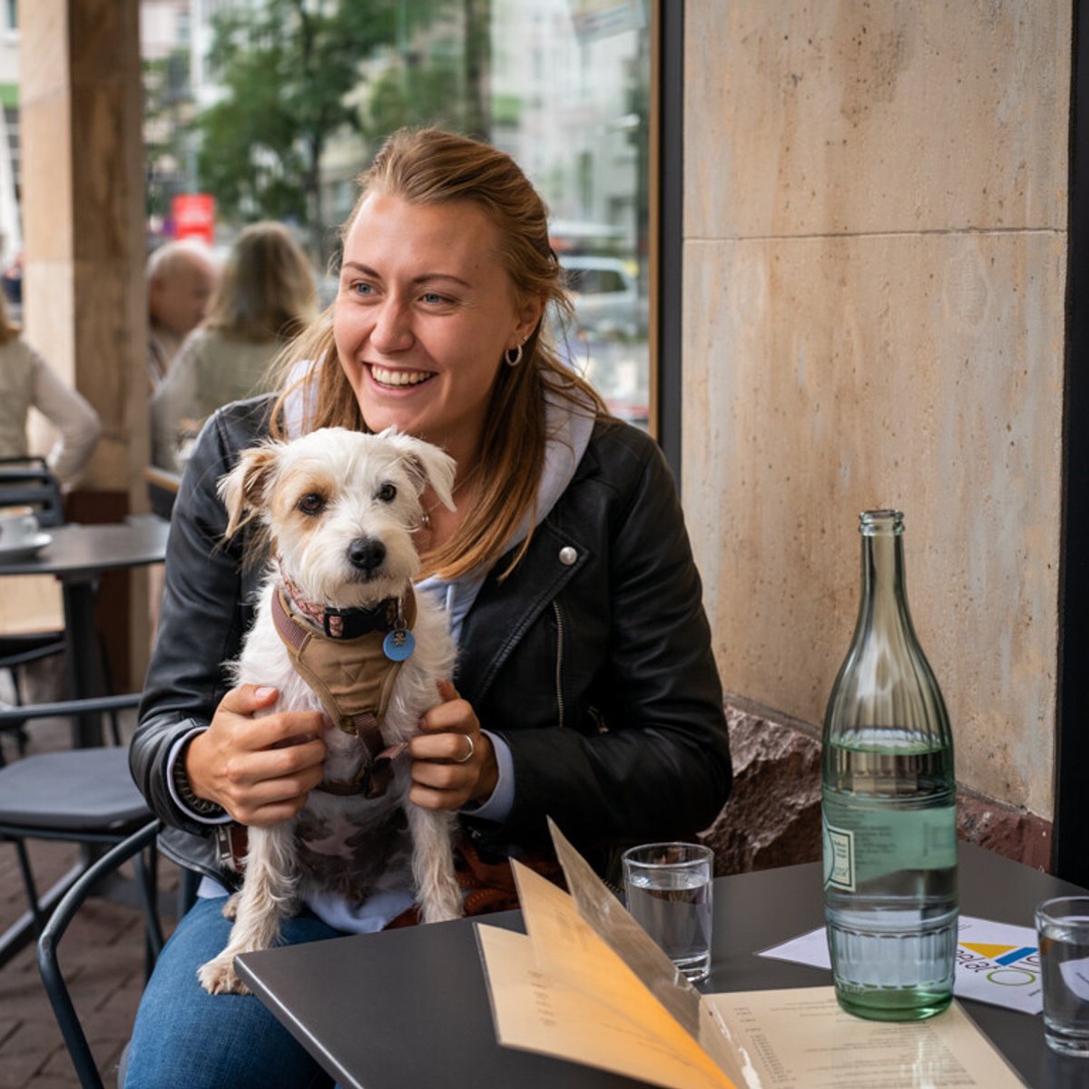 【いぬパリ番外編】フランクフルト、カフェで出会った美少女犬。