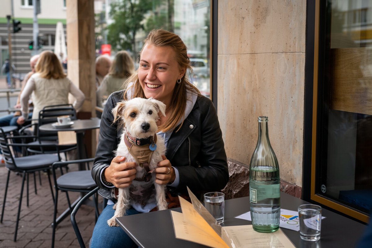 いぬパリ番外編】フランクフルト、カフェで出会った美少女犬