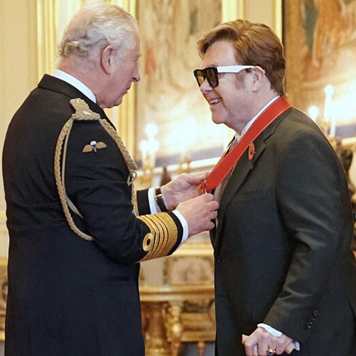 チャールズ皇太子、エルトン・ジョンに勲章を授与！