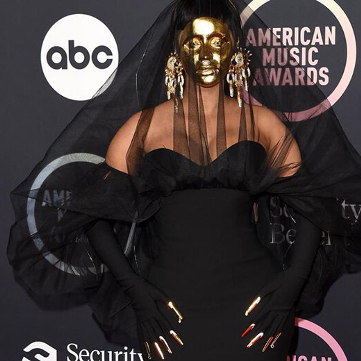 カーディ・Bの衝撃ルックふたたび！今度はあの名作をオマージュ。