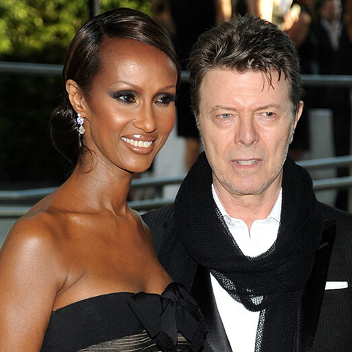 イマン、亡き夫デヴィッド・ボウイとの愛を回想する香水を発売。