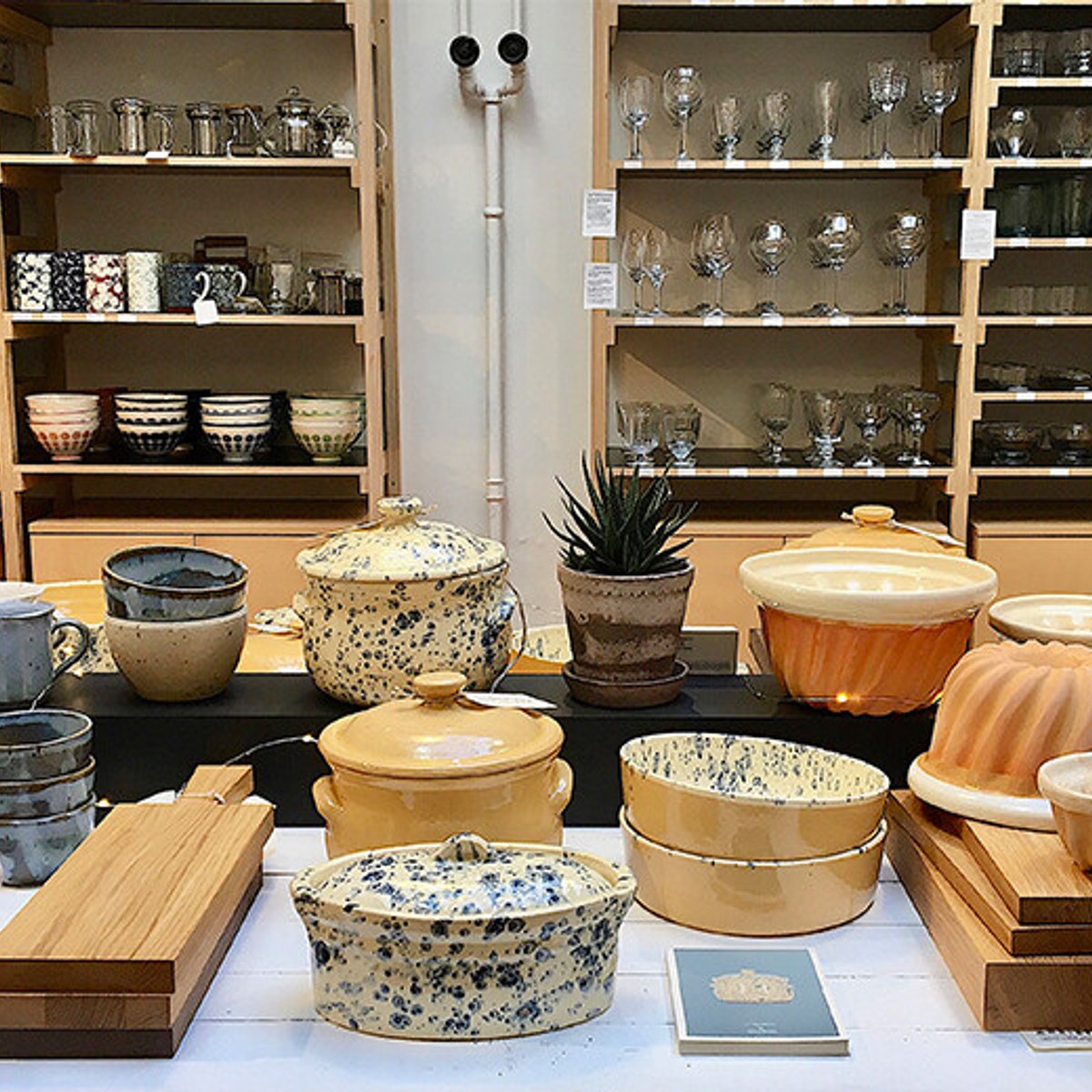 アルザスの小さな村の陶器が、パリのラ・トレゾルリーに