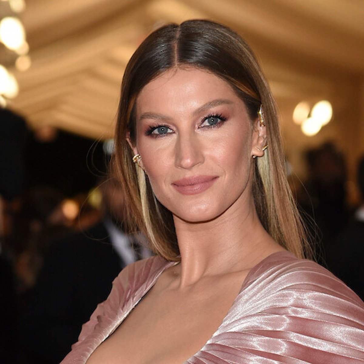 ジゼル・ブンチェン、マイアミでウミガメを救出！