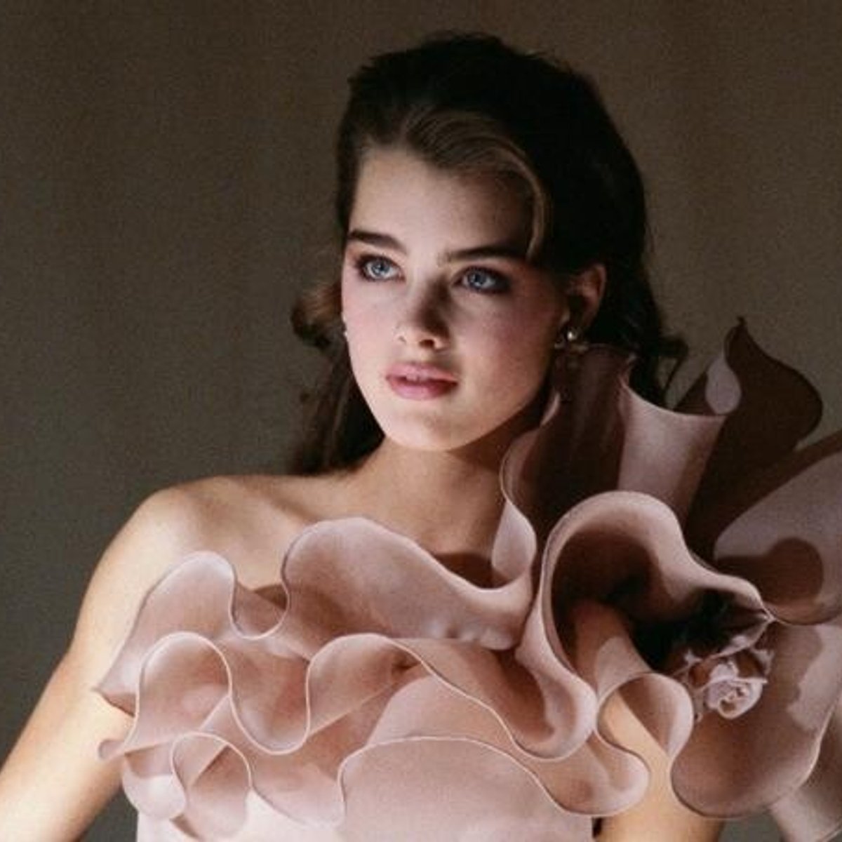 ブルック・シールズ、15歳の時のセクシーな広告を振り返る。