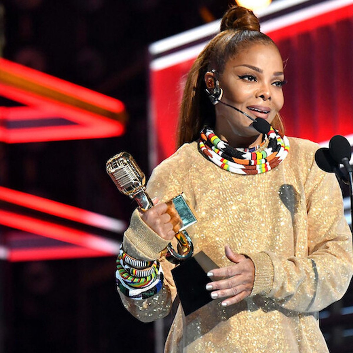 ポップ界の女王、ジャネット・ジャクソンの数奇で凄まじい人生。