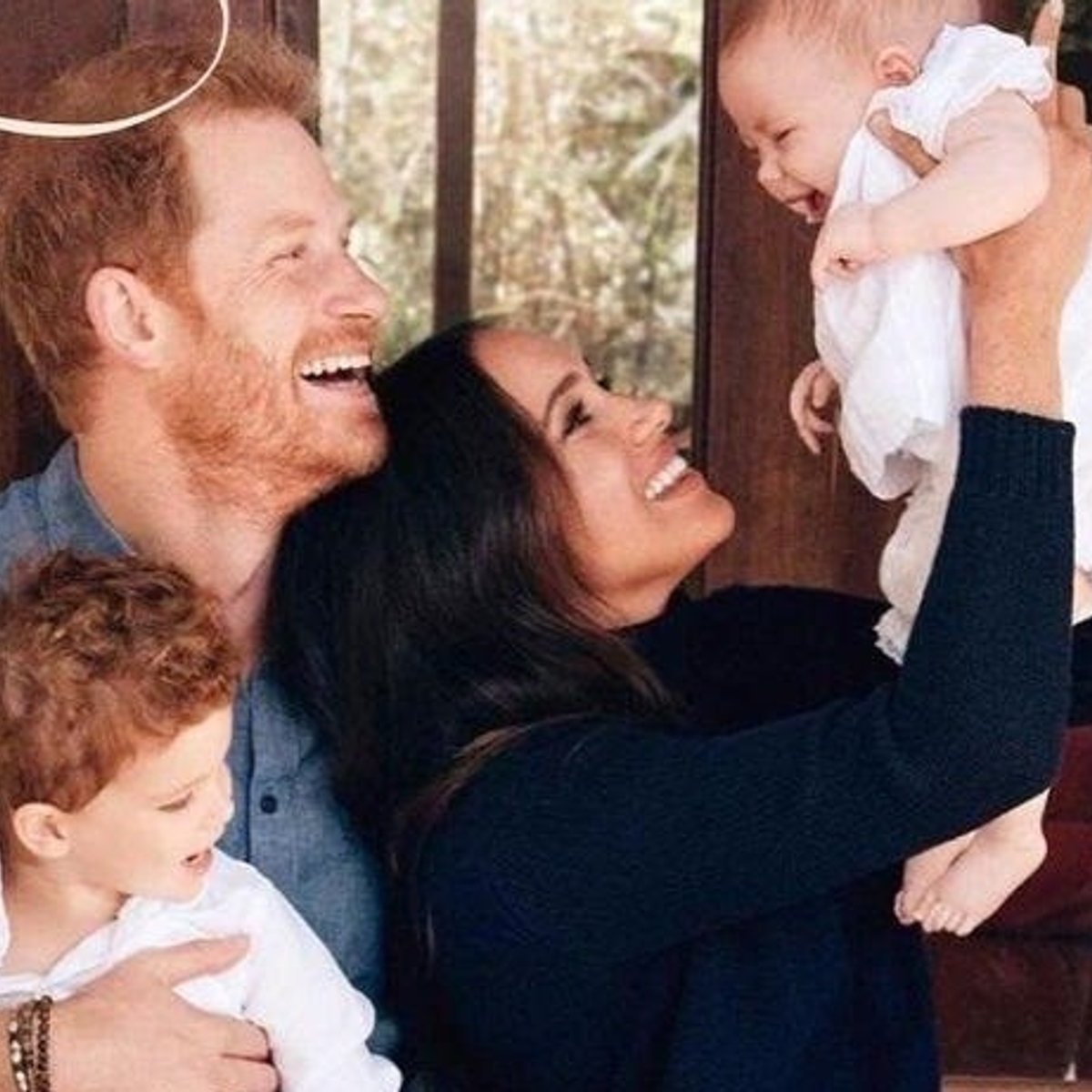 【画像】世界の王室、家族を囲むクリスマスカード2021。