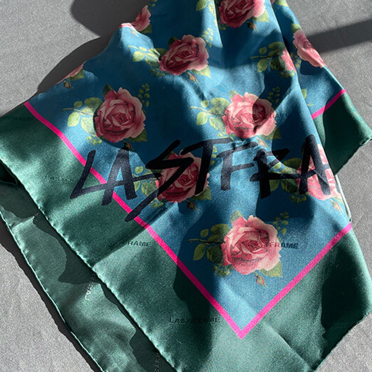 ラストフレームのシルクスカーフ。