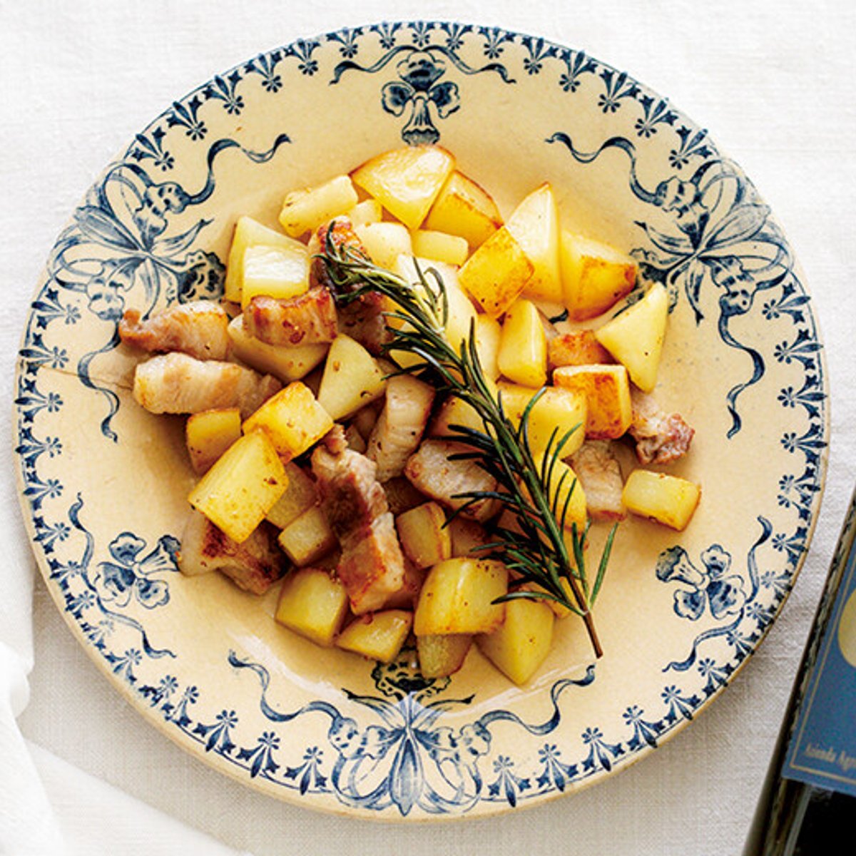 豚肉とリンゴ、ジャガイモのソテーには、個性派のオレンジワインを。