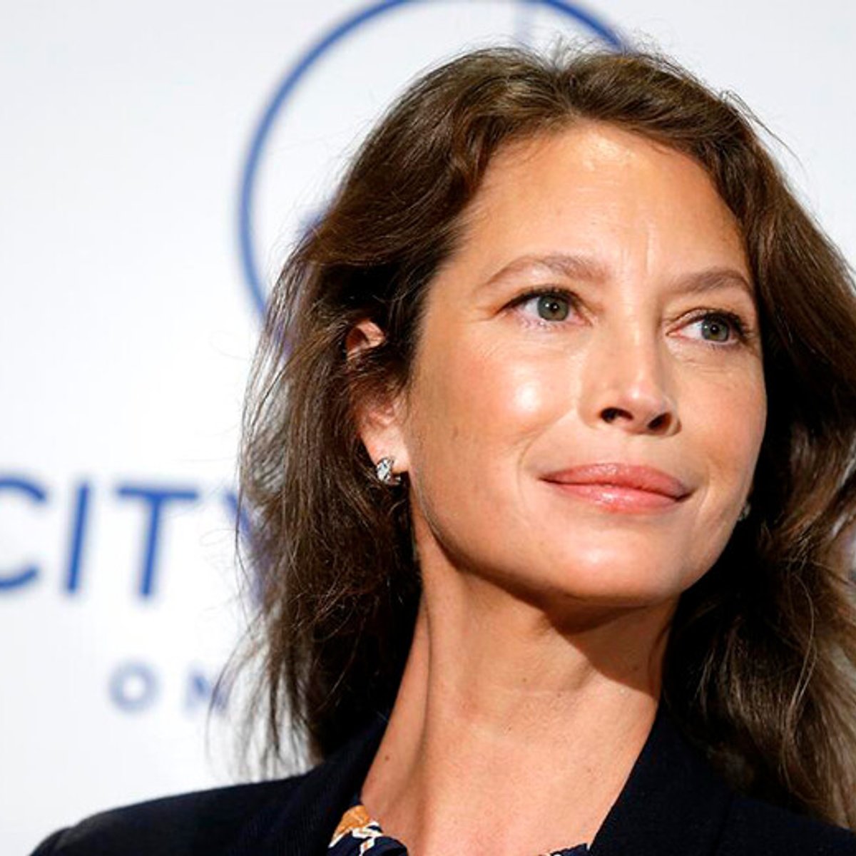 クリスティ・ターリントン、53歳の誕生日をノーメイクでお祝い！