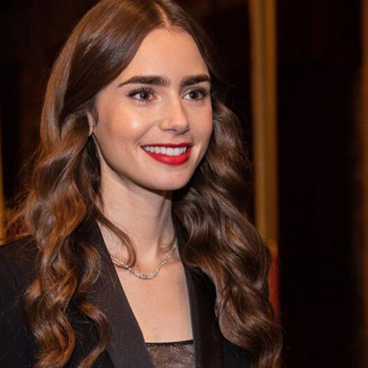 リリー・コリンズが明かした、英国王室との驚きの関係。