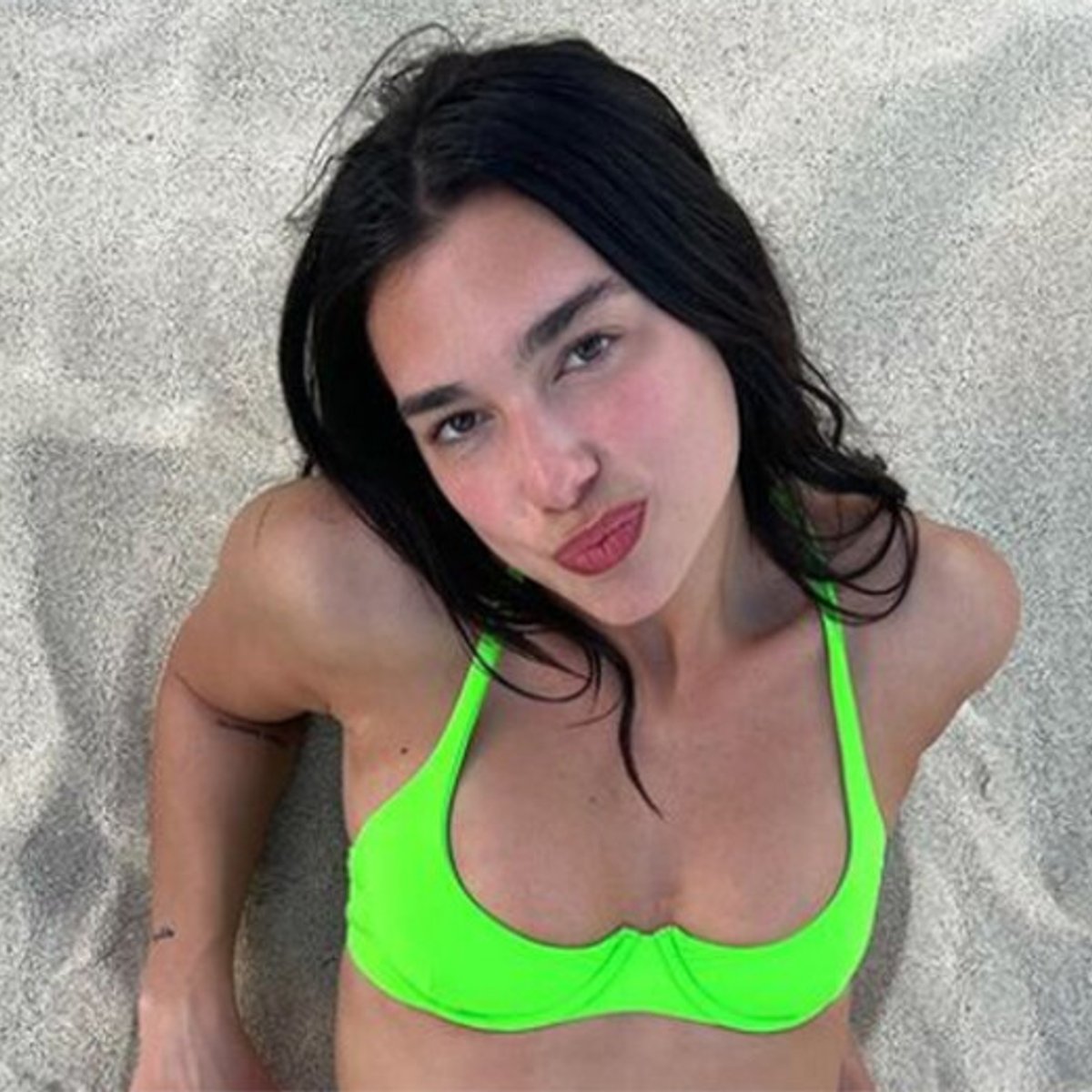 【画像】新年は明るく水着で！？ セレブたちのホリデールック。