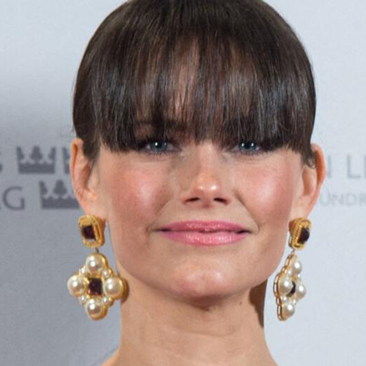 スウェーデンのソフィア妃、長め前髪とストレートポニーテールでヘアスタイル一新。