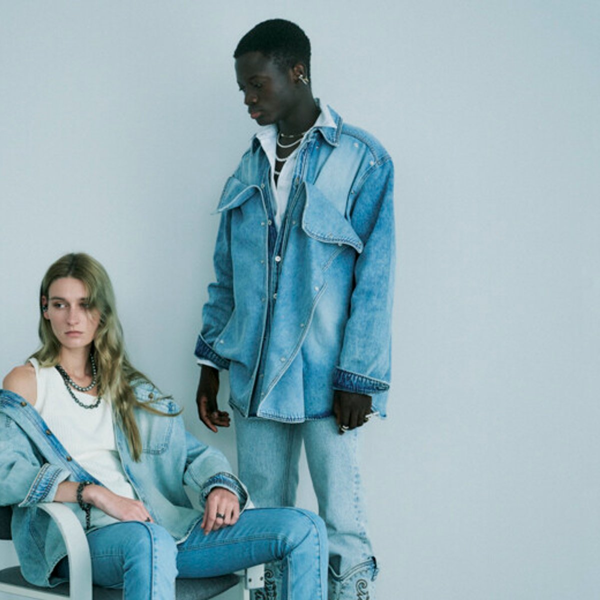 ラフなデニムを、煌めくパールでドレスアップ。