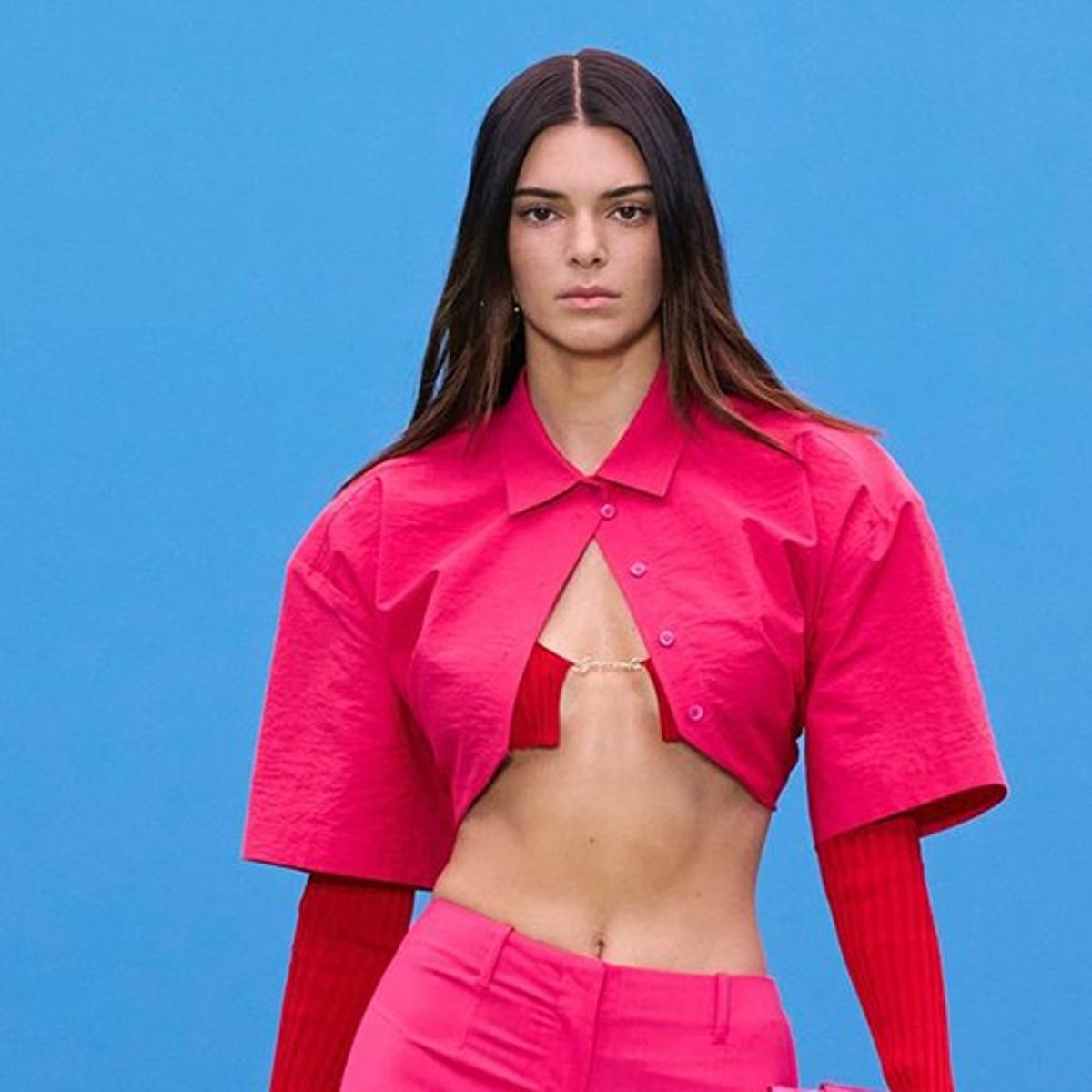 ケンダル・ジェンナー、雪の中でのマイクロビキニ姿が話題に。