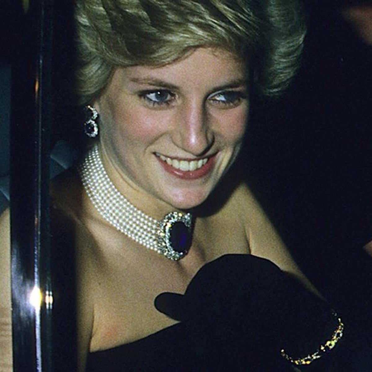 ダイアナ妃とドレスがかぶった女性に、女王が見せた優しさ。