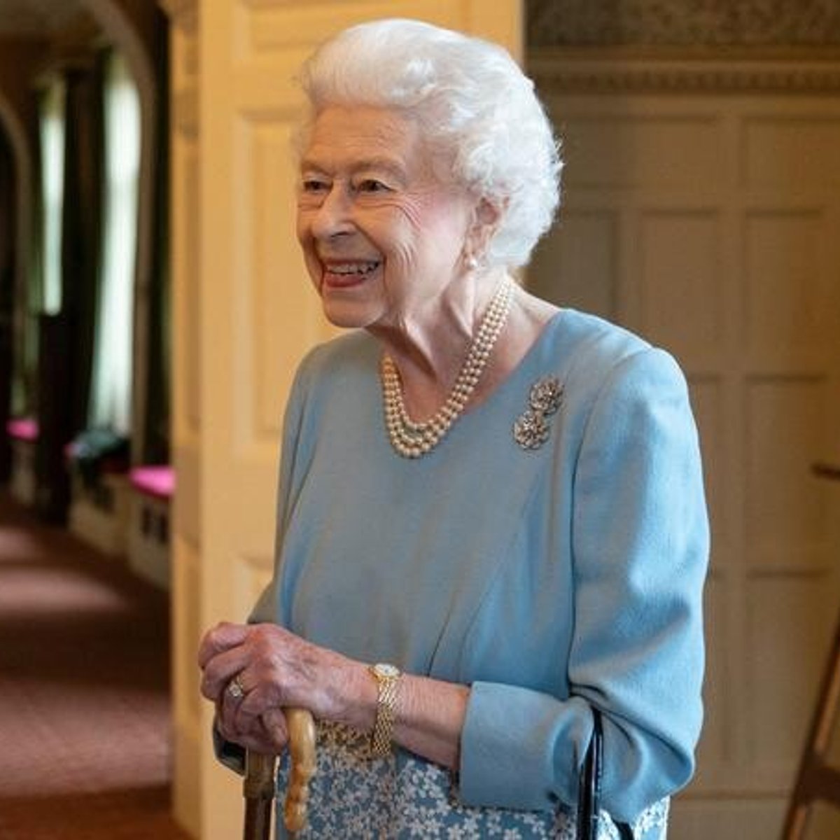 祝賀会でエリザベス女王が手にした、フィリップ王配愛用のステッキ。