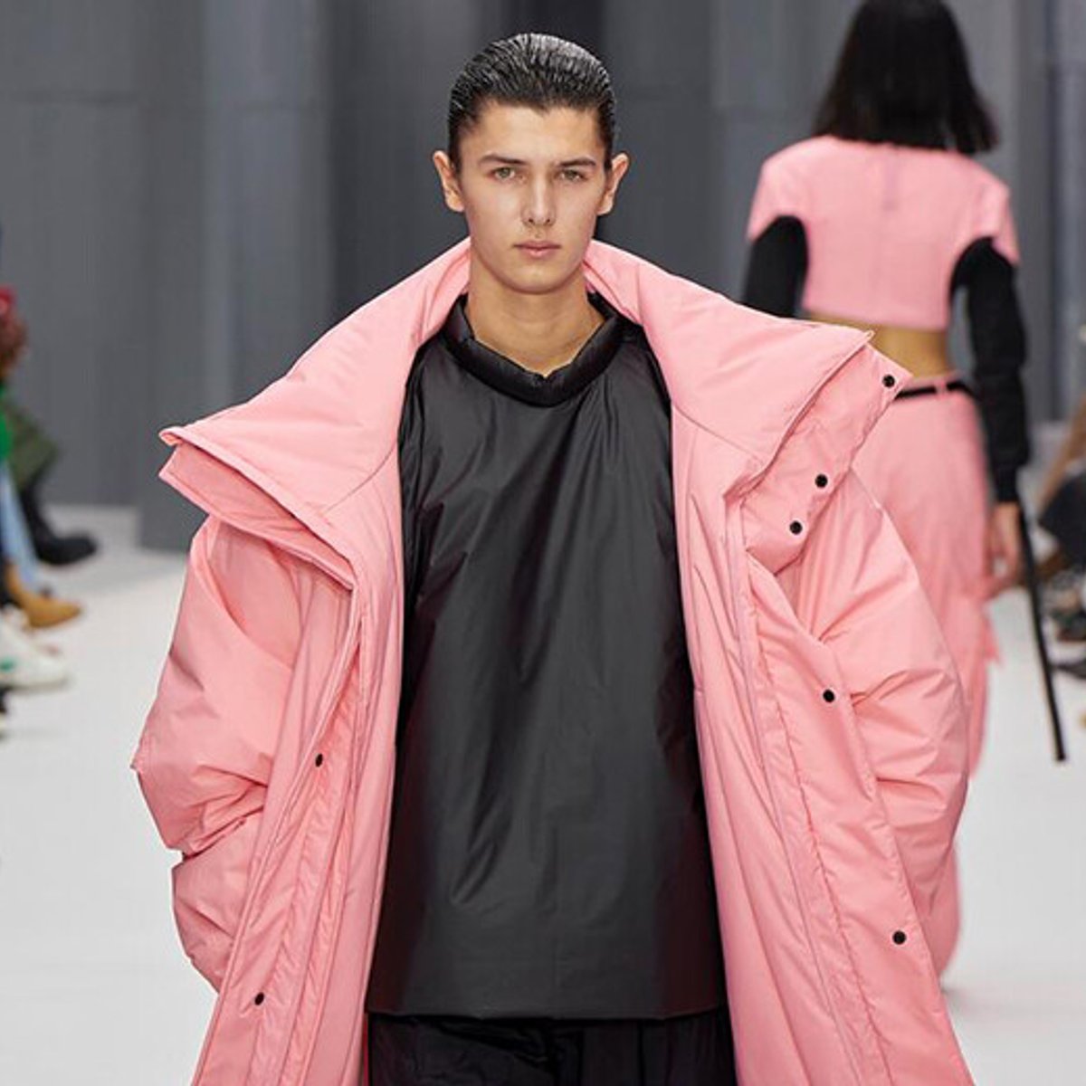 モデルとしても活躍するデンマークのニコライ王子、パリ・ファッションウィークに登場！