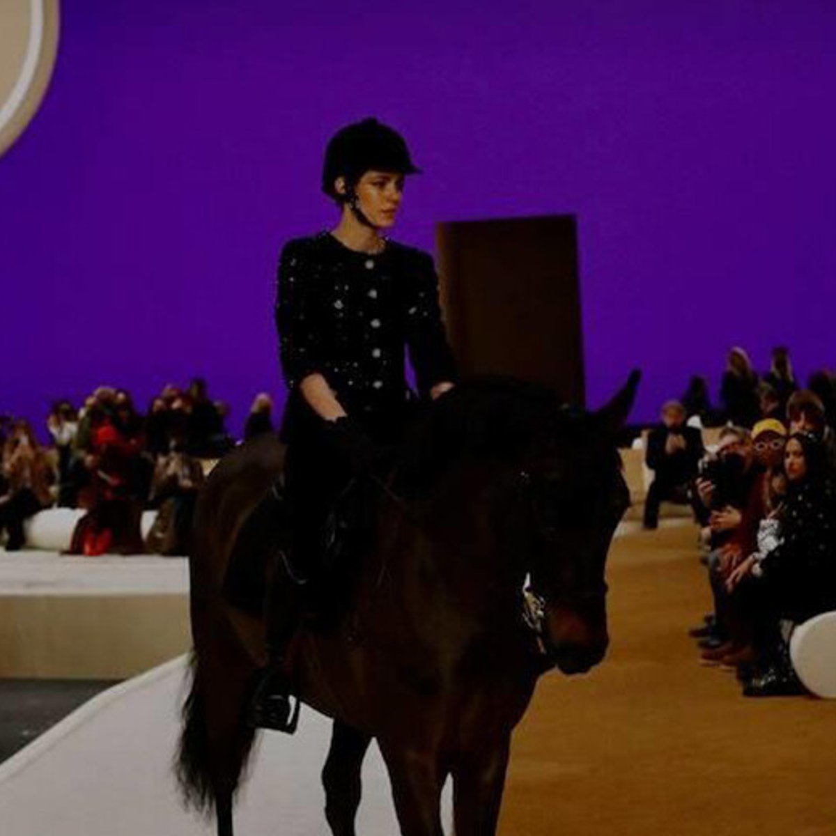 グレース・ケリーの孫娘が乗馬で登場、シャネルで「ホースウォーク」出現。