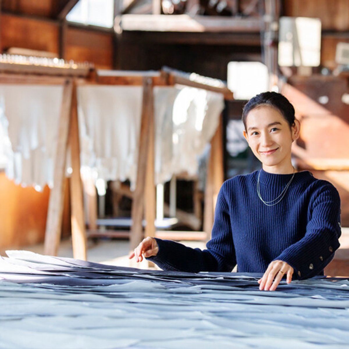 篠原ともえが革のプロフェッショナルとつくる、エゾ⿅⾰のきものとは。