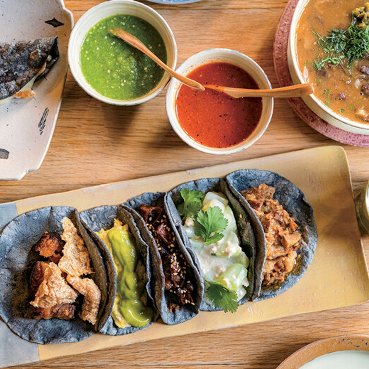 三軒茶屋で朝から味わえる、メキシコの「青いタコス」とは？