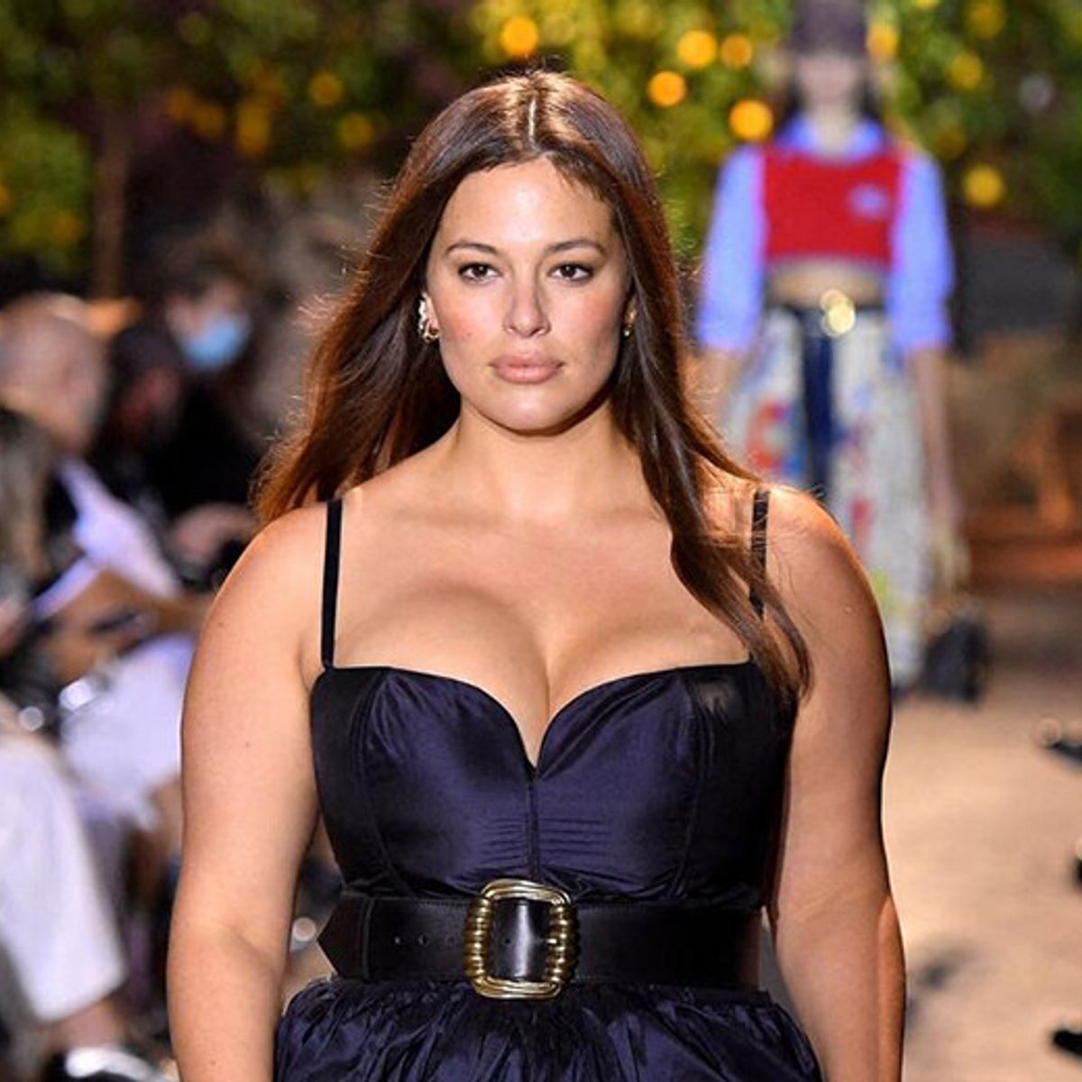 モデルのアシュリー・グラハム、双子の赤ちゃんに授乳する写真を公開！