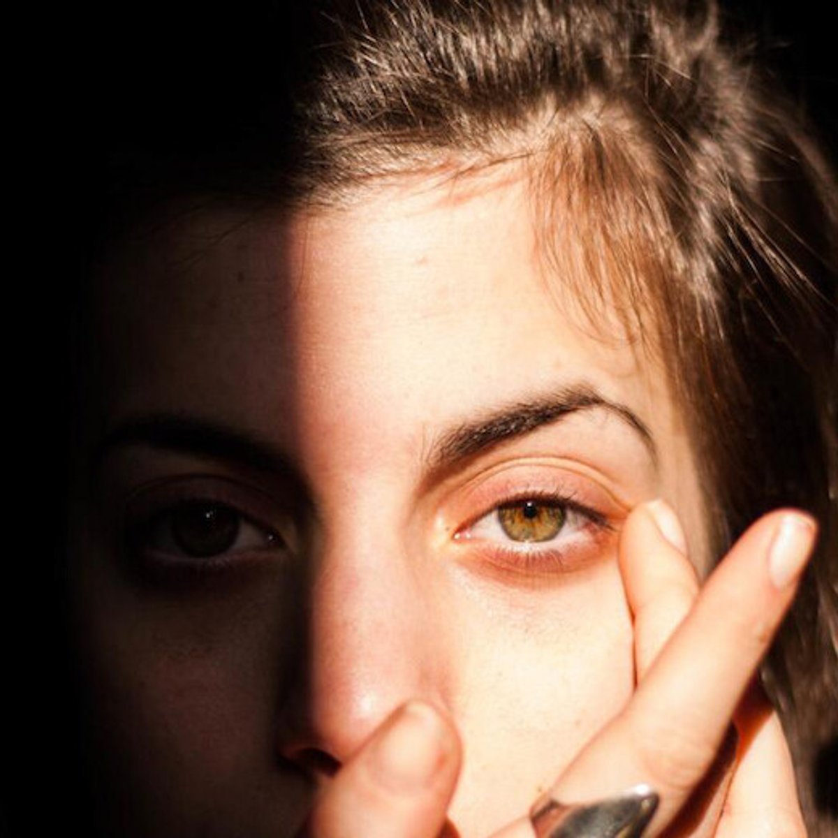 まぶたが突然ピクピクするのはなぜ？