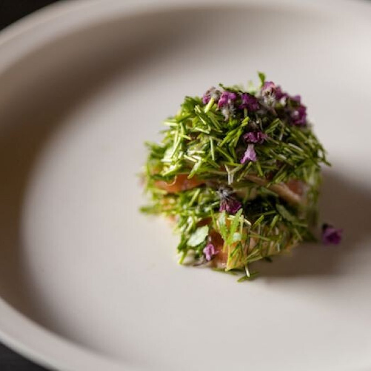 創意工夫に満ちたコースでカウンターを沸かせる、いま京都で話題の店。