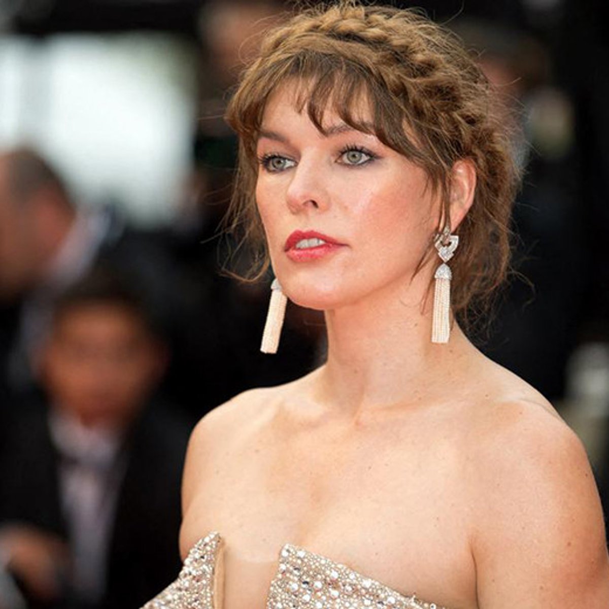 「私は2つに引き裂かれている」 ミラ・ジョヴォヴィッチ、ウクライナ侵攻に悲痛な訴え。