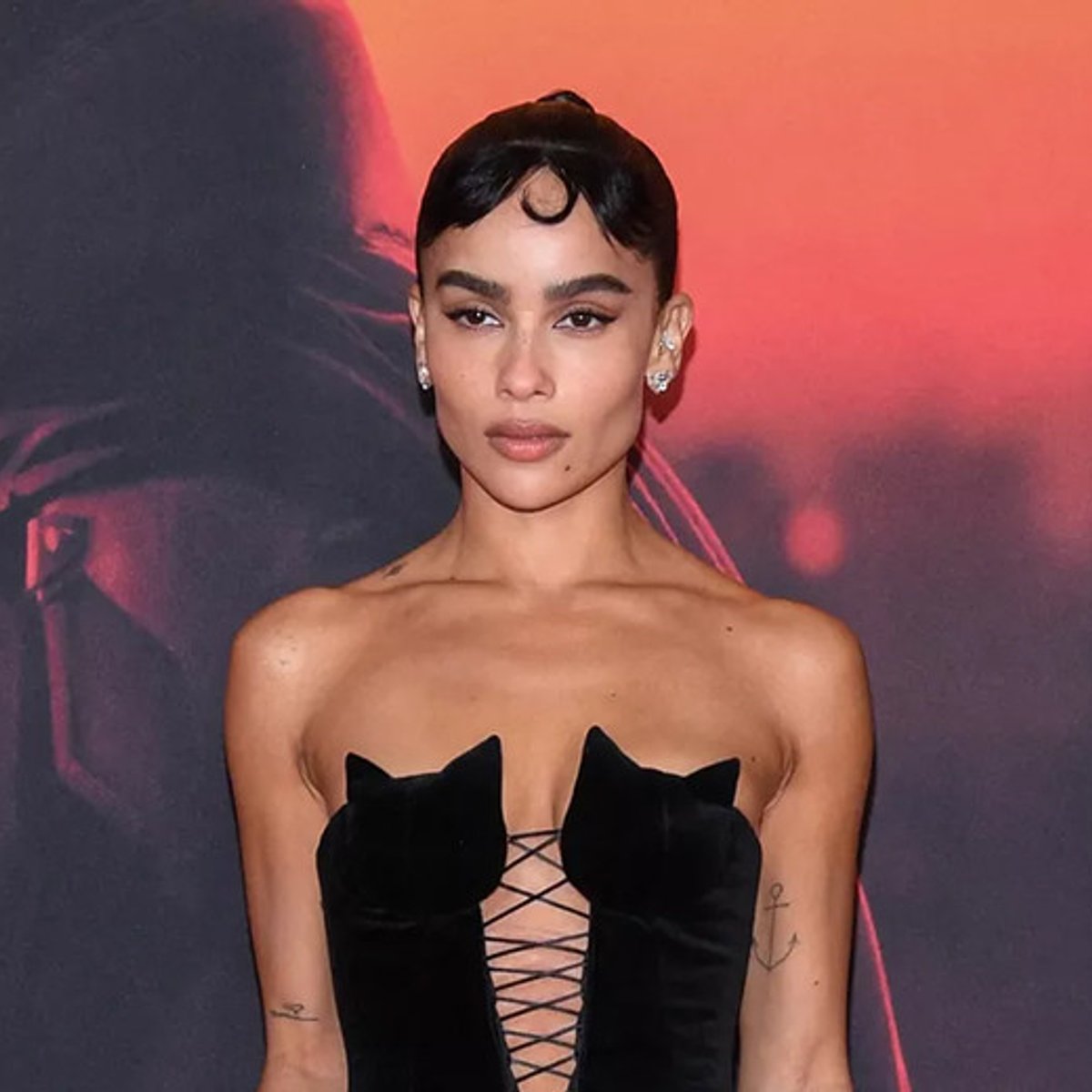 ゾーイ・クラヴィッツ、セクシーな猫型ドレスで登場！