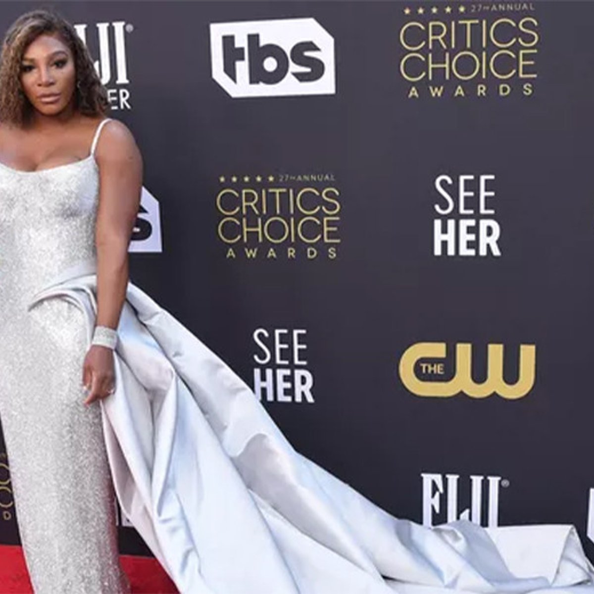 パジャマ姿のセリーナ・ウィリアムズの娘、ママのドレスの準備をお手伝い！