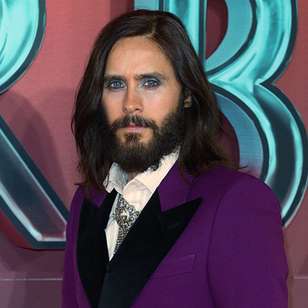 ジャレッド・レト、光り輝くアイメイクを纏ってレッドカーペットに登場。