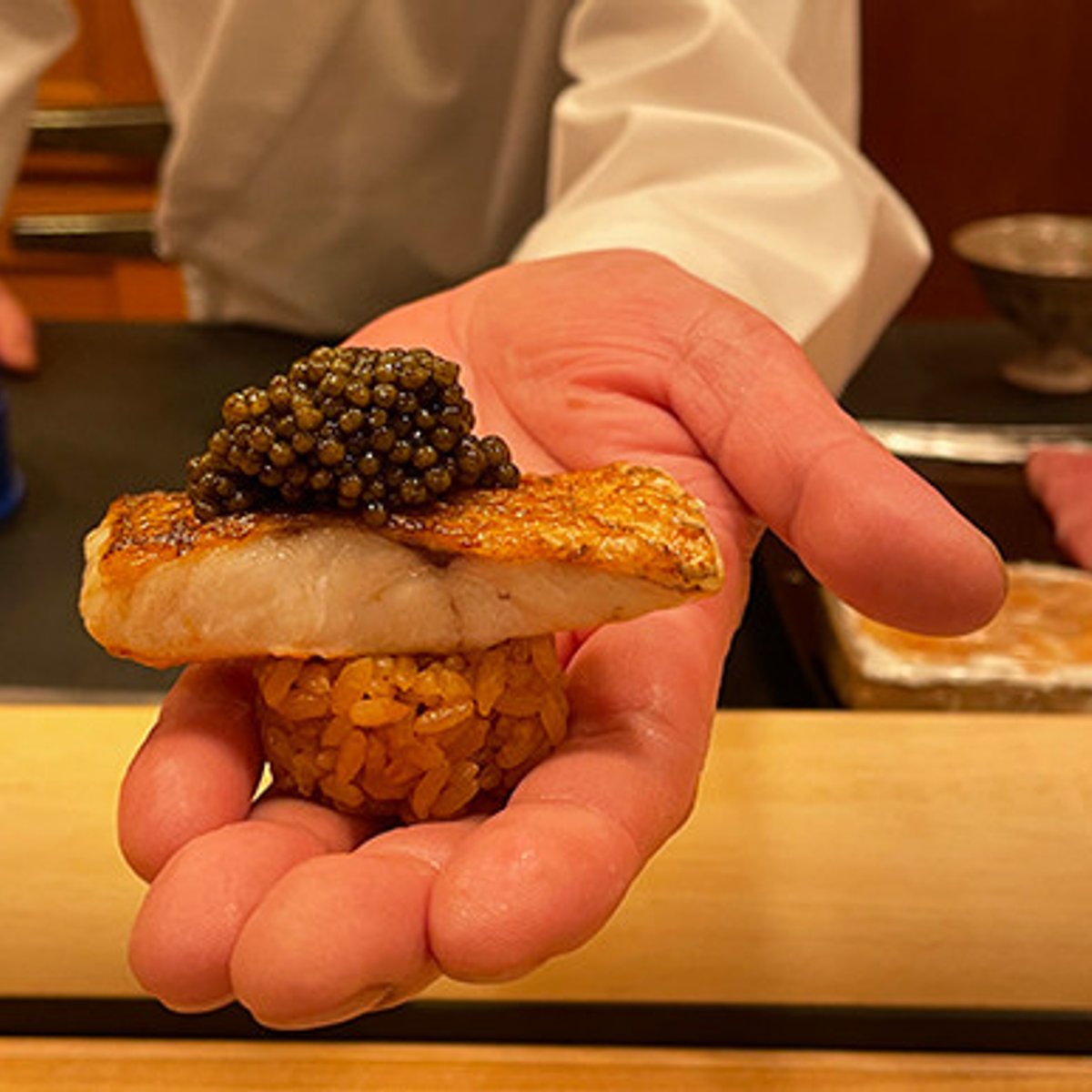 お寺の境内に入ったら、そこは鮨屋だった？！