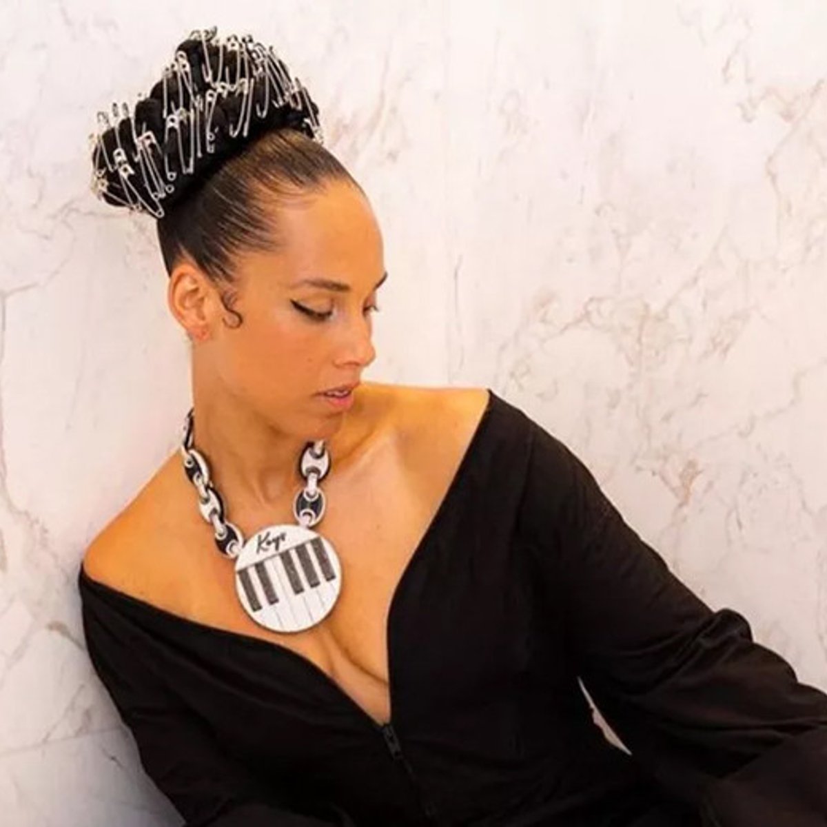 お団子ヘアに安全ピン！ エレガントで大胆なアリシア・キーズのヘアスタイル。